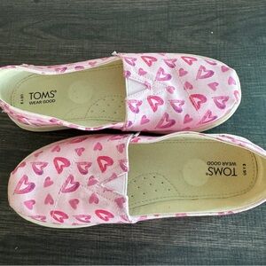 TOMS Youth Canvas Slip-On Flats in Parfait Pink With Hearts